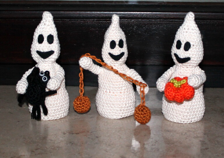 Glowing Ghosts – crochet pattern, Halloween ghosts for LED tea lights