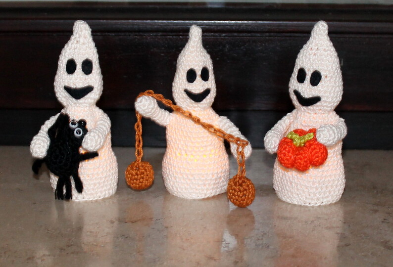 Glowing Ghosts – crochet pattern, Halloween ghosts for LED tea lights