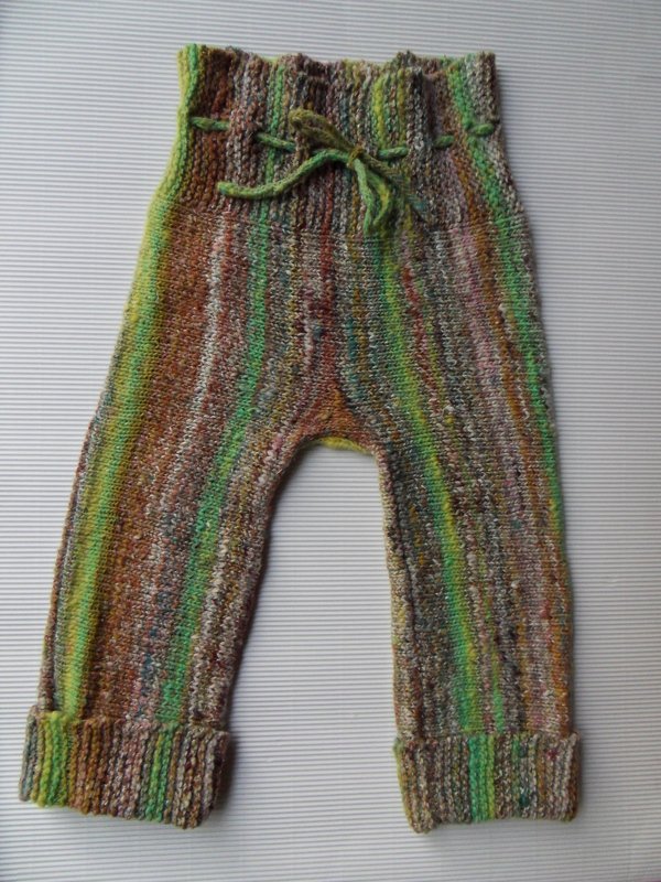 Handgestrickte Babyhose mit hohem Bund, Kordel und umgeschlagenen Beinbündchen
