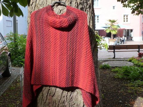 Poncho an einem Stückgestrickt 