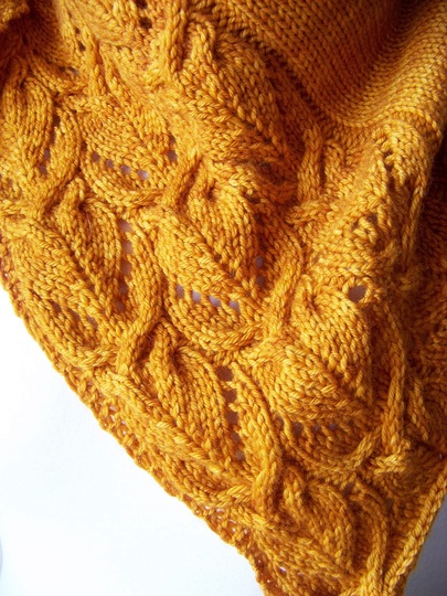 Strickanleitung asymmetrisches Dreieckstuch mit Lace & Zöpfen – Sunflowers