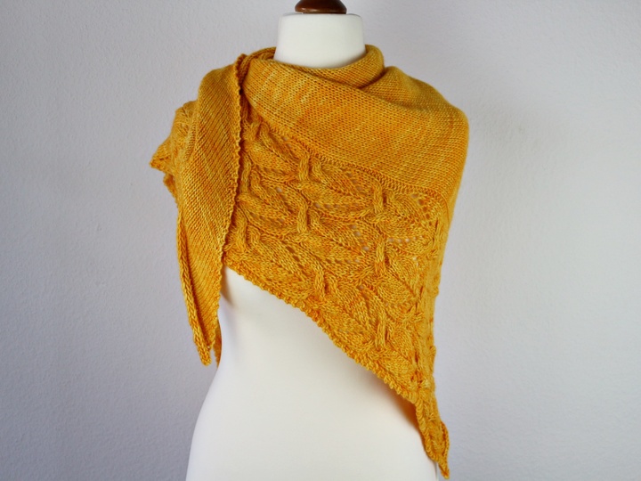 Strickanleitung asymmetrisches Dreieckstuch mit Lace & Zöpfen – Sunflowers