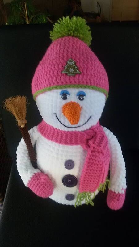 Gehäkelter Schneemann mit rosa Mütze, Schal und Besen als Türstopper