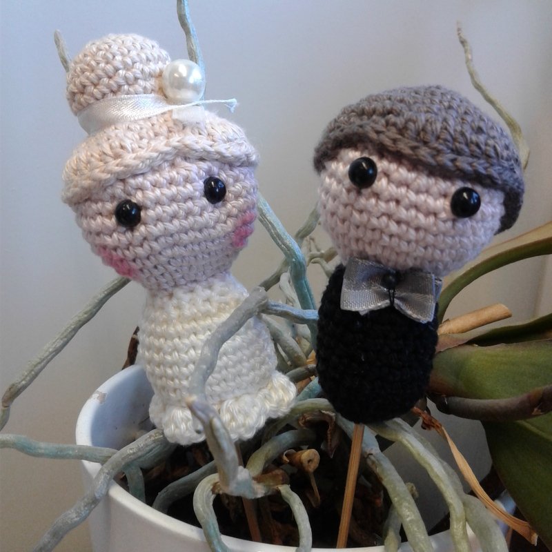 Gehäkeltes Brautpaar-Amigurumi: Braut mit Perle, Bräutigam mit Fliege