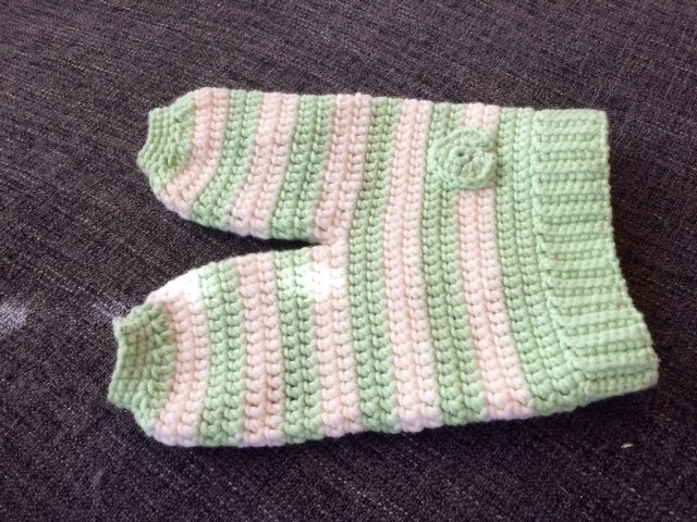 Gehäkelte Babyhose mit breitem Bündchen und Blütenapplikation