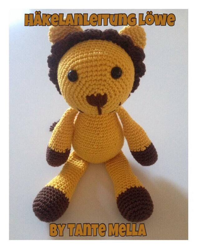 Sitzender gehäkelter Amigurumi-Löwe in Gelb mit brauner Mähne und Pfoten, Frontalansicht