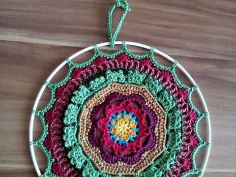 Mandala in Herbstfarben, gehäkelt