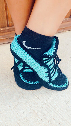 With video Easy and beginner Unisex Crochet pattern home shoes, sport shoes, carpet slippers size UK: 2- 11, Us 3-12 for women, teens, Boys and Men