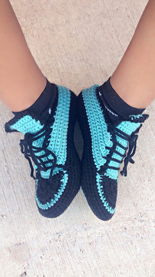 With video Easy and beginner Unisex Crochet pattern home shoes, sport shoes, carpet slippers size UK: 2- 11, Us 3-12 for women, teens, Boys and Men