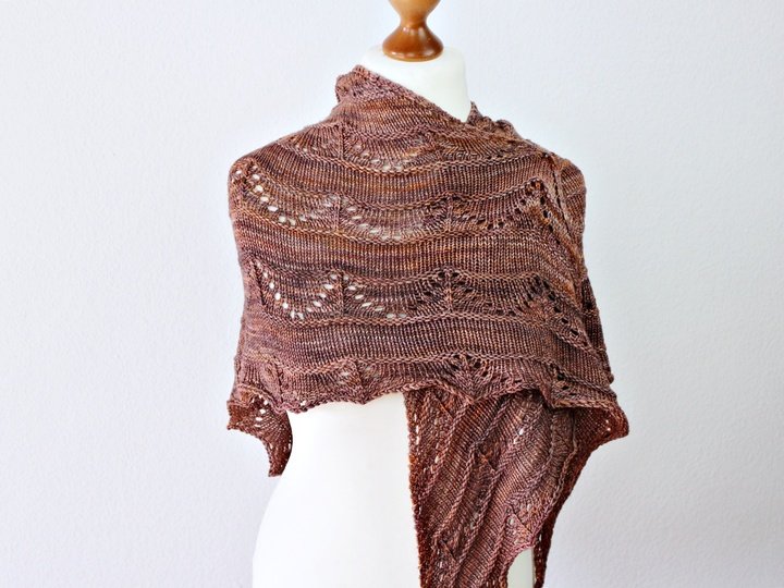 Strickanleitung Dreieckstuch mit einfachem Lacemuster anfängerfreundlich
