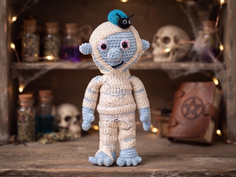 Crochet a Mummy with a Little Beetle – Pattern in English & German