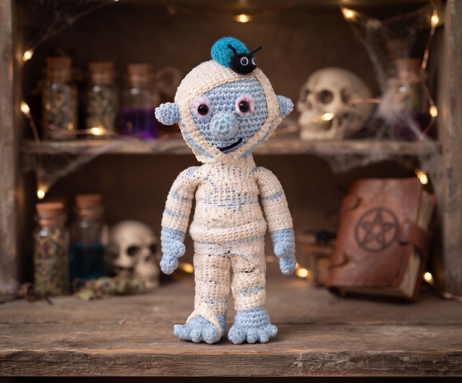 Crochet a Mummy with a Little Beetle – Pattern in English & German