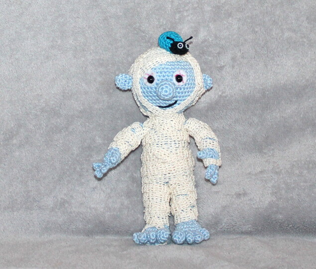 Crochet a Mummy with a Little Beetle – Pattern in English & German