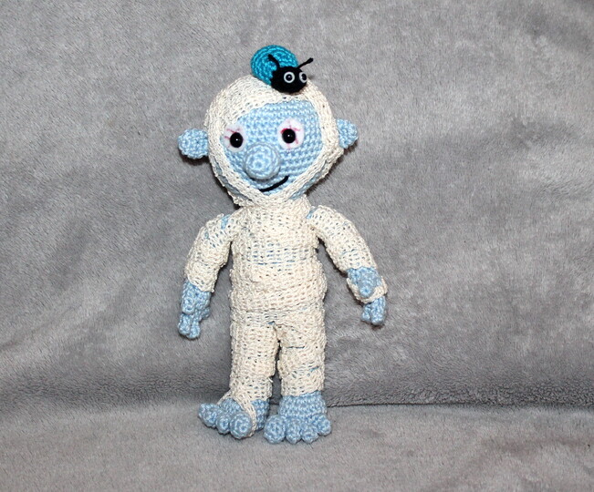 Crochet a Mummy with a Little Beetle – Pattern in English & German