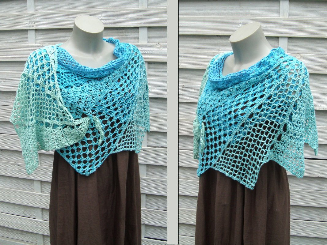 Gehäkeltes Tuch in Blau-Türkis mit Farbverlauf und offenem Netzmuster auf einer Schaufensterpuppe