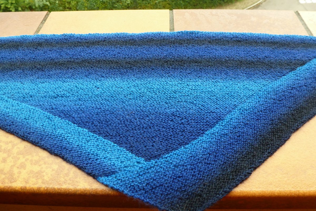 Gestricktes Dreieckstuch in Blautönen, kraus rechts