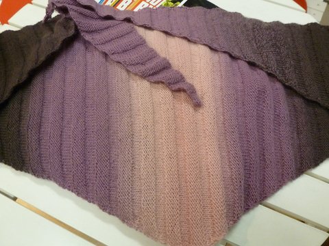 Dreiecktuch mit Wellen, gestrickt