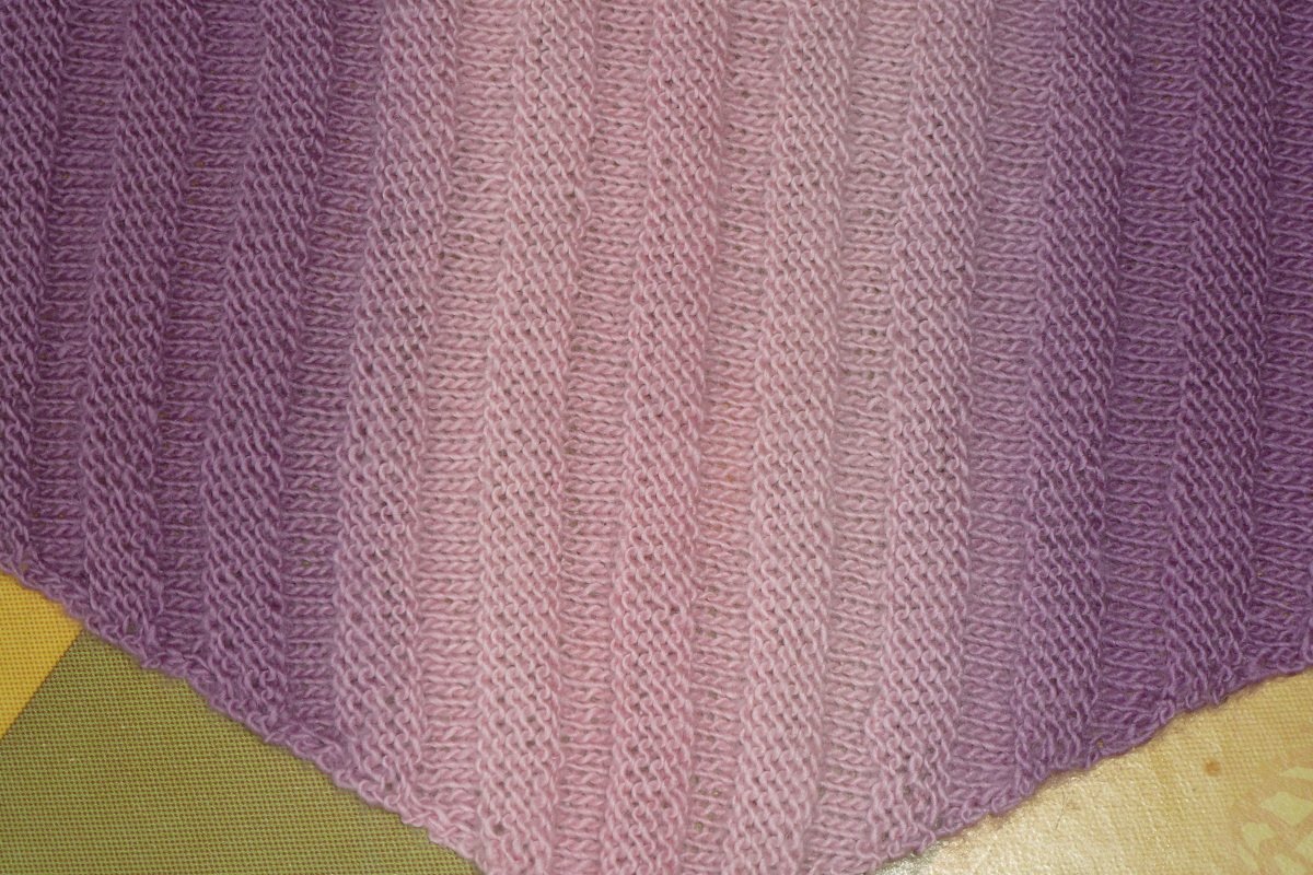 Dreiecktuch mit Wellen, gestrickt