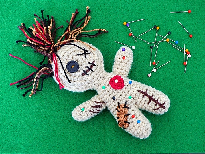 Celeste, die freundliche Voodoo-Puppe - Amigurumi Häkelanleitung