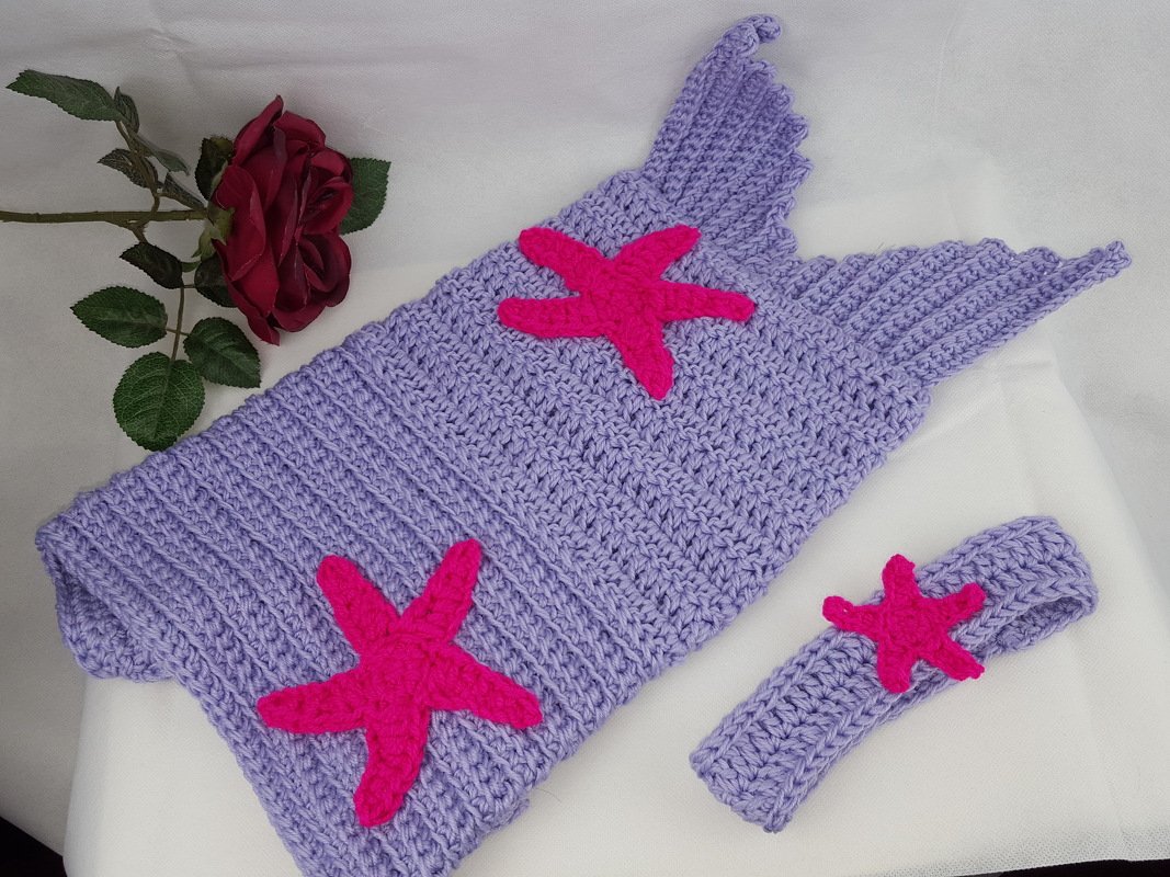 Lavendefarbene gehäkelte Meerjungfrauenflossen-Decke mit pinken Seesternen und passendem Haarband