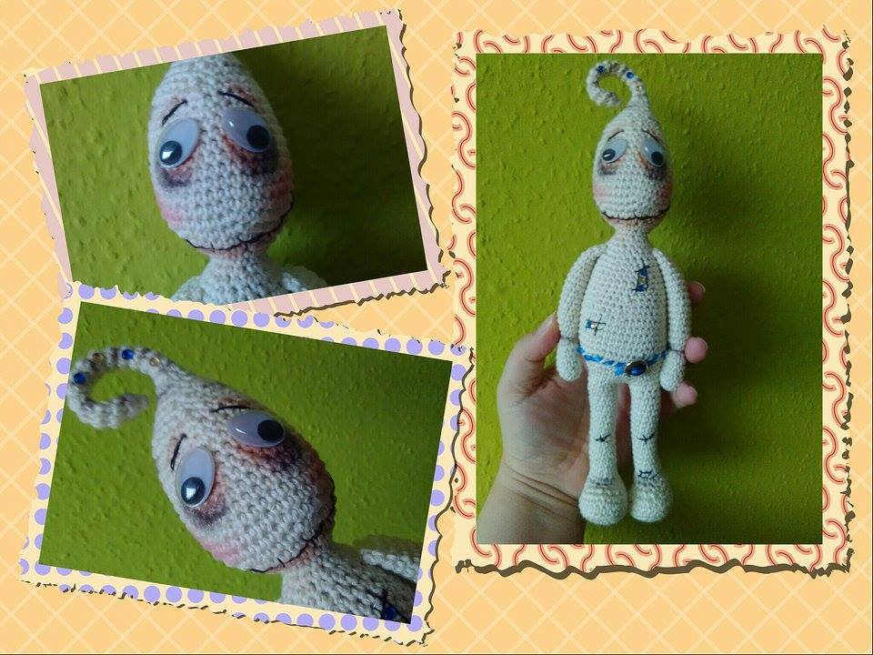 Handgehaltenes gehäkeltes Amigurumi-Geistchen mit Spiralkopf und Wackelaugen
