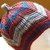 Zackenmütze aus bunter Wolle gestrickt