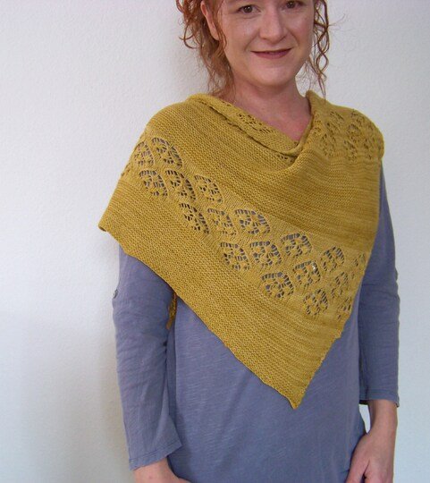 Strickanleitung Dreieckstuch mit Lacemuster aus Sockenwolle "Mrs Jones"