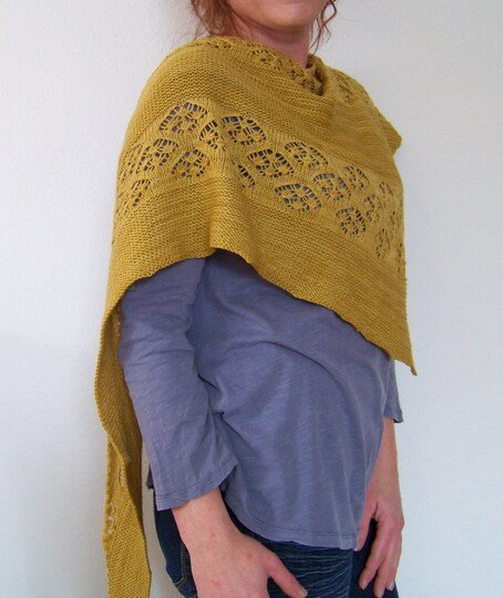 Strickanleitung Dreieckstuch mit Lacemuster aus Sockenwolle "Mrs Jones"
