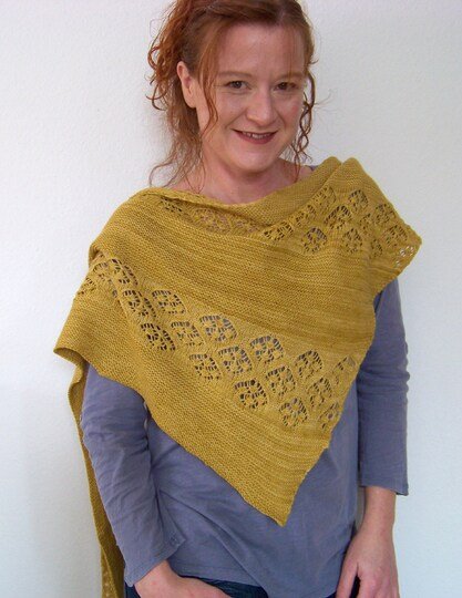 Strickanleitung Dreieckstuch mit Lacemuster aus Sockenwolle "Mrs Jones"