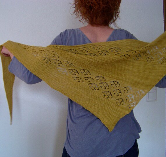 Strickanleitung Dreieckstuch mit Lacemuster aus Sockenwolle "Mrs Jones"