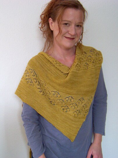 Strickanleitung Dreieckstuch mit Lacemuster aus Sockenwolle "Mrs Jones"