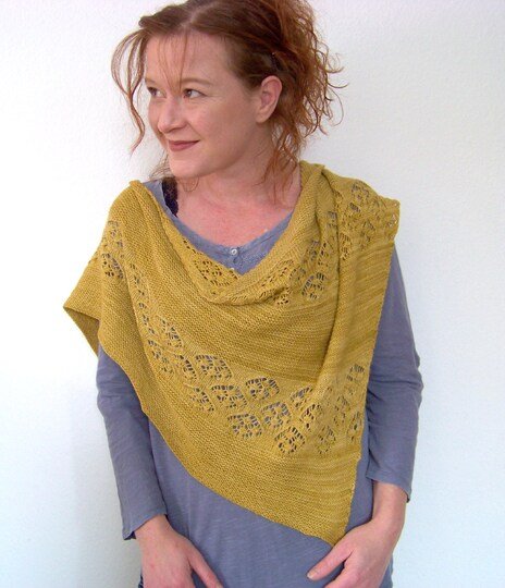 Strickanleitung Dreieckstuch mit Lacemuster aus Sockenwolle "Mrs Jones"