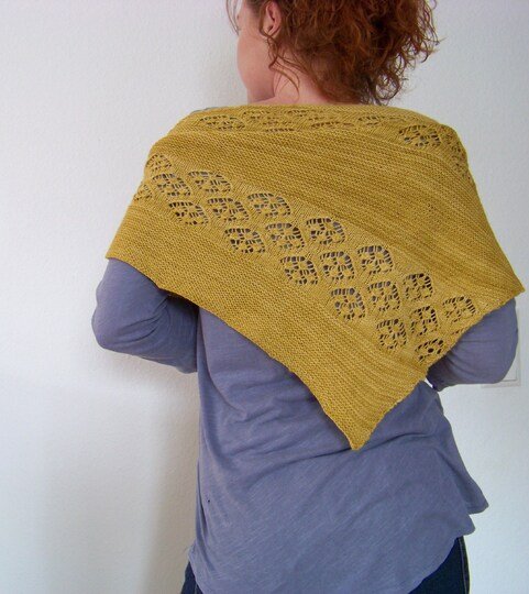 Strickanleitung Dreieckstuch mit Lacemuster aus Sockenwolle "Mrs Jones"