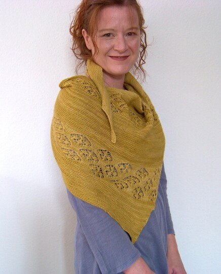 Strickanleitung Dreieckstuch mit Lacemuster aus Sockenwolle "Mrs Jones"