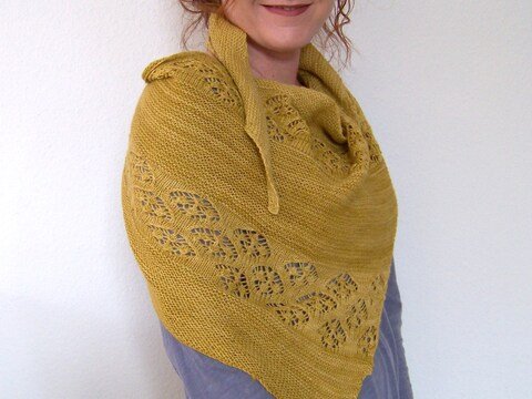 Strickanleitung Dreieckstuch mit Lacemuster aus Sockenwolle "Mrs Jones"