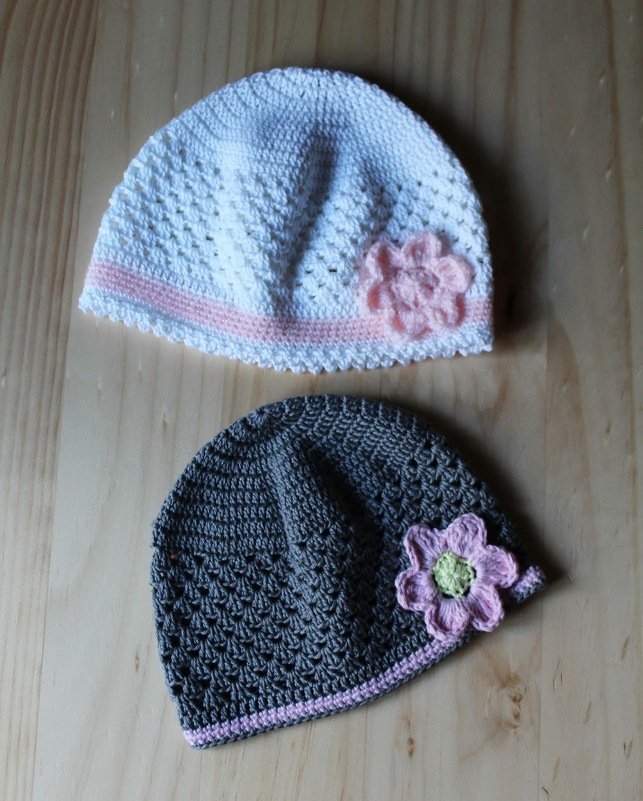 Zarte Mütze mit Blümchenapplikation Größe für Kinder von  0-3  Jahren