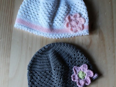 Zarte Mütze mit Blümchenapplikation Größe für Kinder von  0-3  Jahren