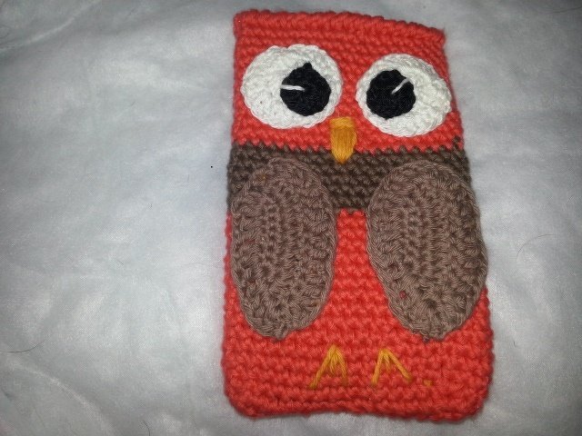 Kleines gehäkeltes Utensilo in Eulenform, orange mit braunen Flügeln und weißen Augen