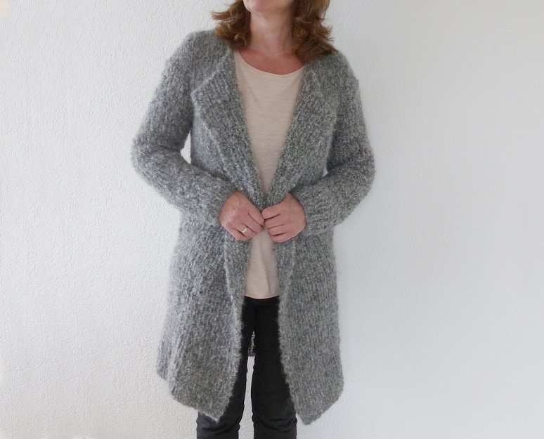 Bouclè Mantel, Ein Must-Have der neuen Saison; Strickanleitung Größe S - XL