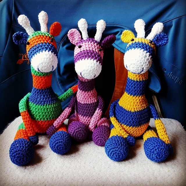Drei gestreifte Amigurumi-Giraffen als Inspirationsreferenz