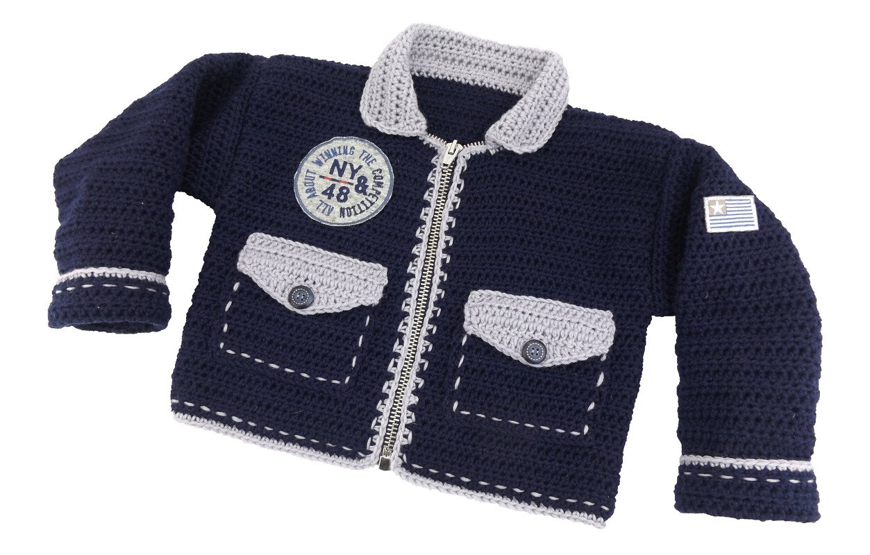 Marineblaue gehäkelte Babyjacke mit Reißverschluss, hellgrauem Kragen und aufgesetzten Taschen