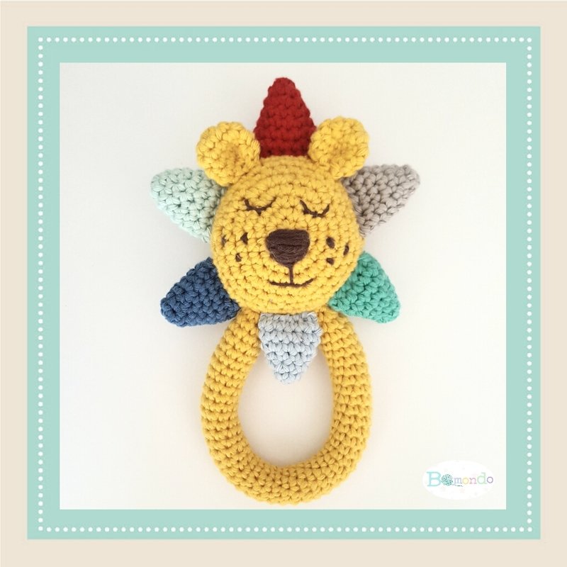 Handgehäkelte Löwen-Rassel in Gelb mit mehrfarbiger Mähne und ringförmigem Griff