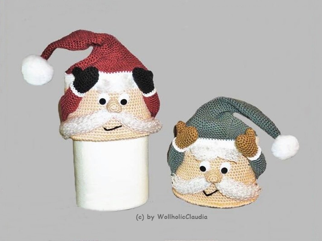 Zwei gehäkelte Weihnachtsmann-Hüllen, eine rot auf einer Rolle, die andere mintgrün daneben.