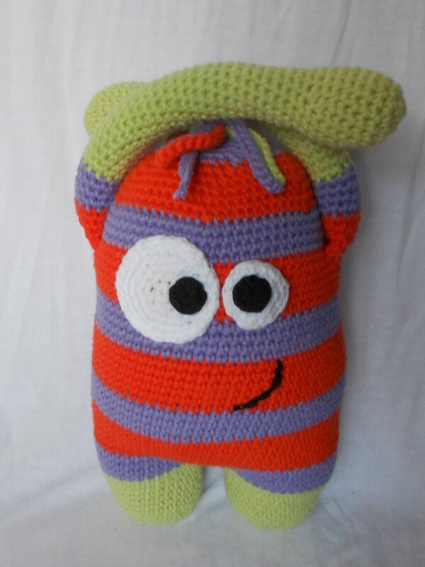 Gehäkeltes Amigurumi-Kuscheltier mit orange-lila Streifen, großen Augen und hellgrünen Gliedmaßen