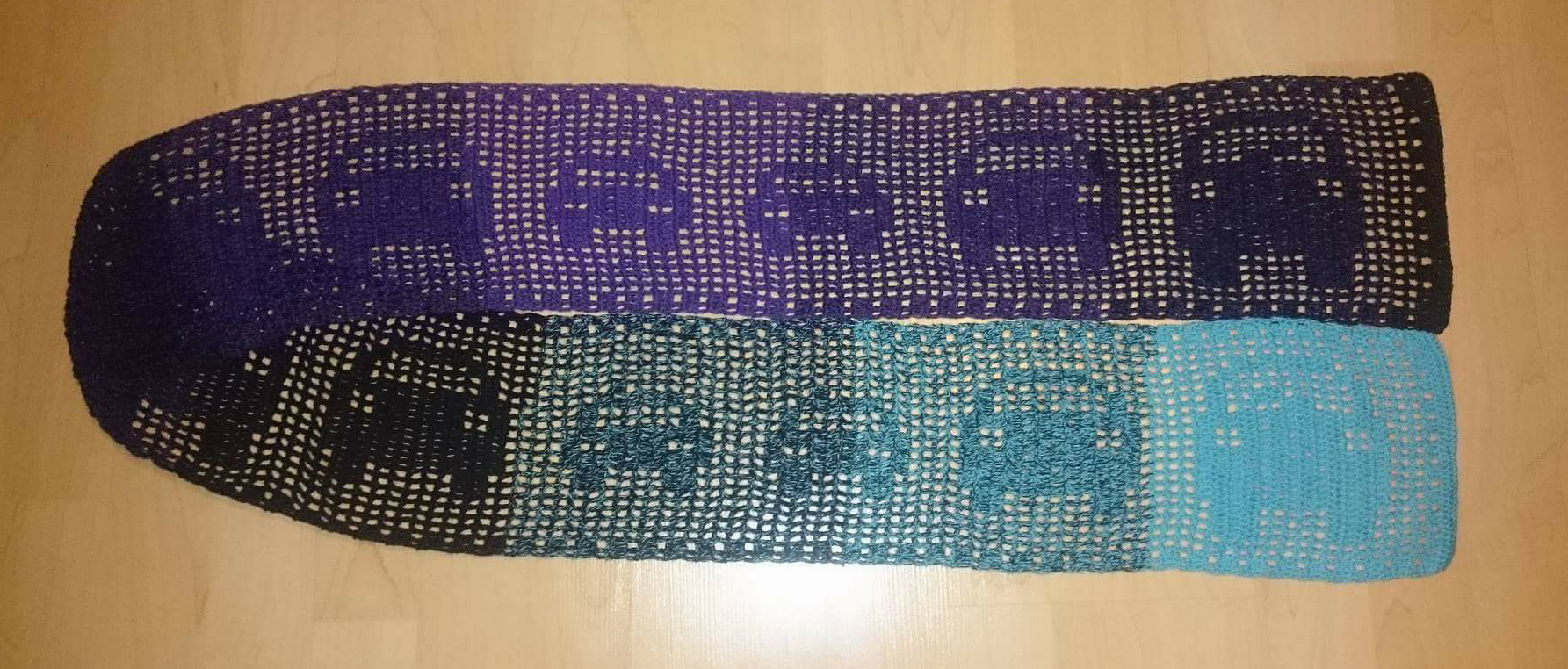 Langer gehäkelter Kinderschal im Filetmuster mit Elefantenmotiven und Farbverlauf von Dunkelviolett zu Türkis