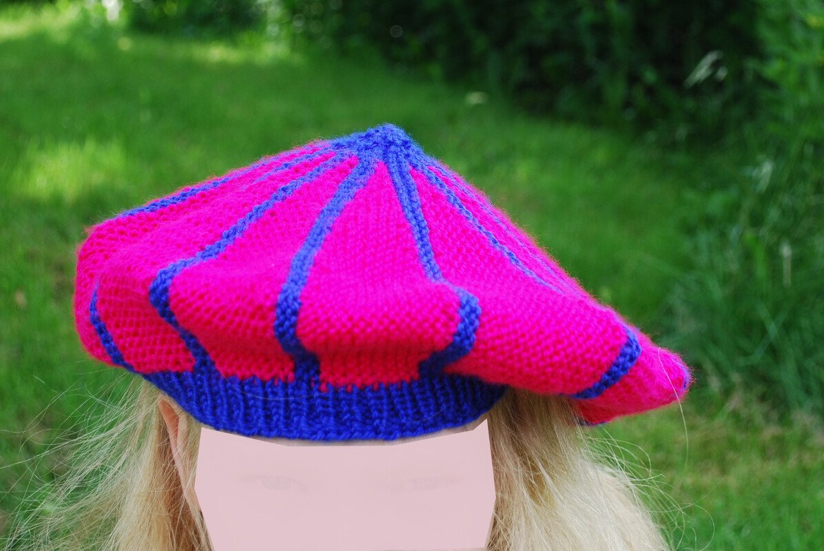 Schiefe Baskenmütze, radial gestrickt