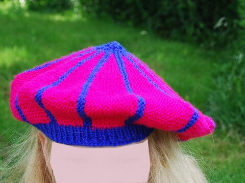 Schiefe Baskenmütze, radial gestrickt