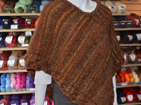 Poncho im Flechtmuster mit Zopf