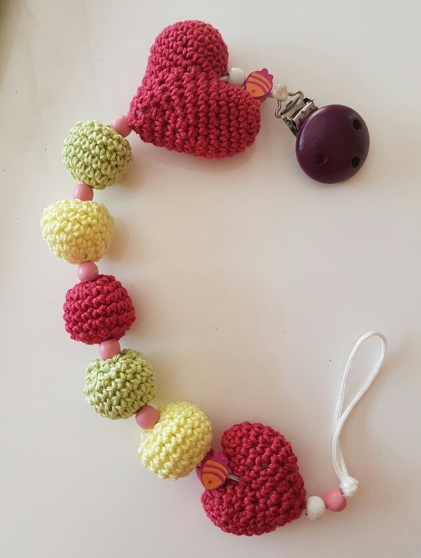 Gehäkelte Schnullerkette mit roten Herzen, gelben und grünen Perlen, Metallclip und Schlaufe