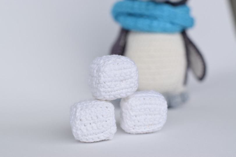 Haekelicious Pinguin mit Korbmustermütze und Eiswürfel